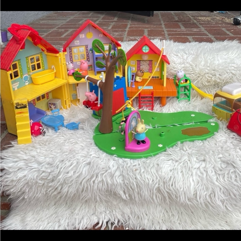 Peppa Pig Yellow and Red Action Figures Playset
